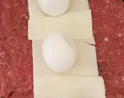 Step <p>Envuelva el rollo haciendo como un caramelo. </p><p>Coloquelo en el varoma .</p><p>Coloque la bandeja Varoma y ponga las verduras congeladas,tape y reserve. </p> illustration