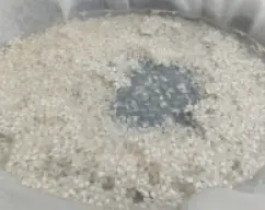 Step <p>Cogemos la bandeja varoma y forramos con un papel vegetal. Recortamos el papel a tamaño de la bandeja pero dejando papel que sobresalga. Lo mojamos y colocamos encima de la bandeja varoma</p> illustration