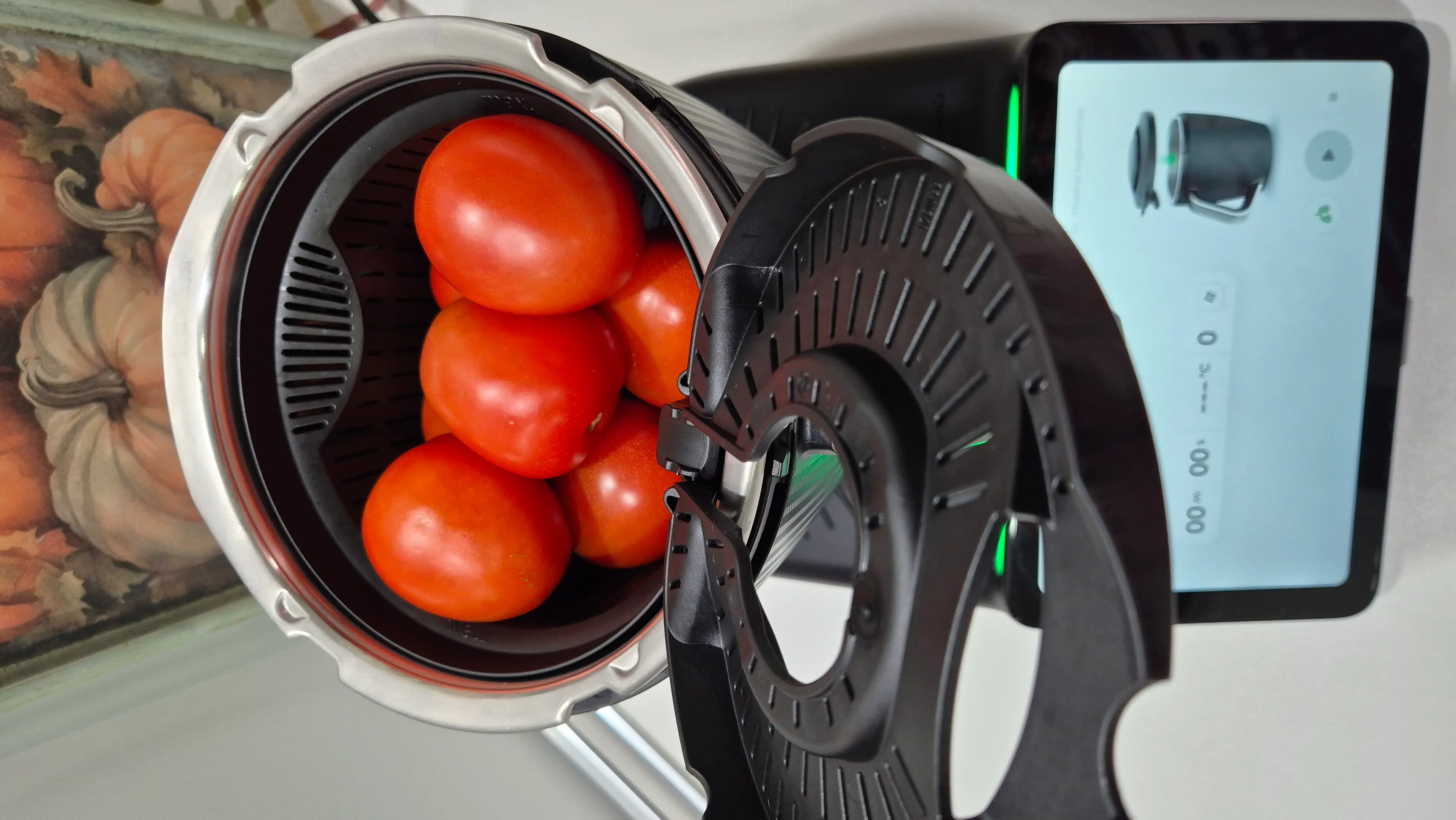 Step *Cueza los tomates en el cestillo para escaldarlos con el agua durante 20 minutos/temp. varoma/vel 1 illustration
