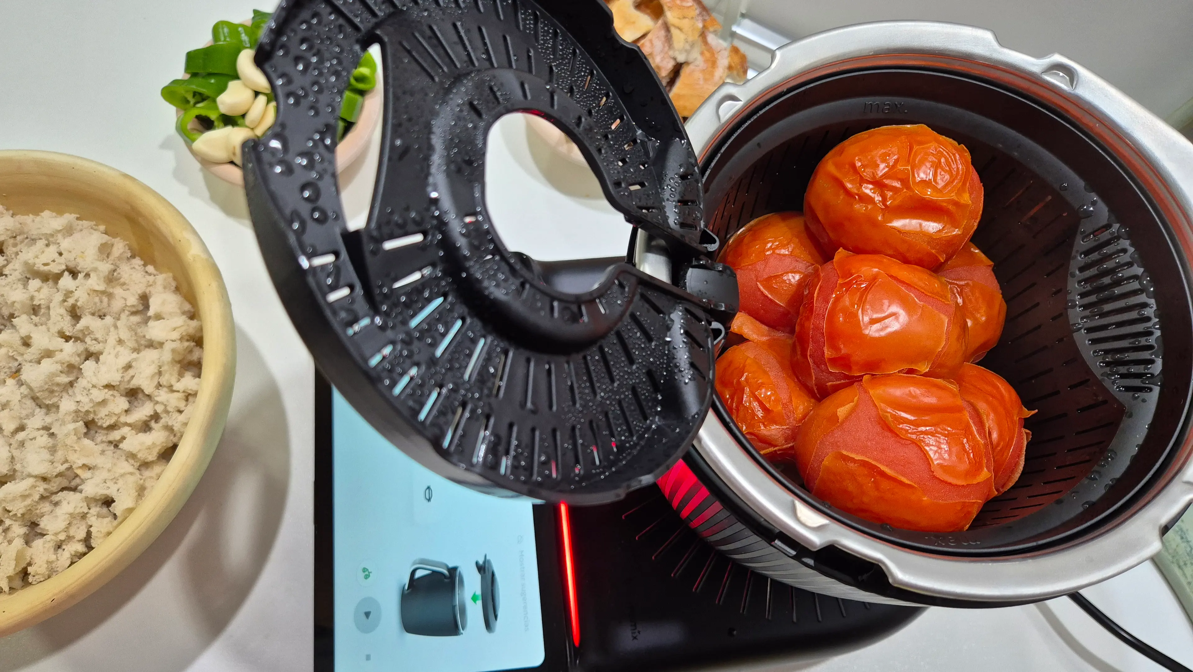 Step * Seguidamente eche los tomates sin la piel y vuelva a trocear 4 seg/vel 5 illustration