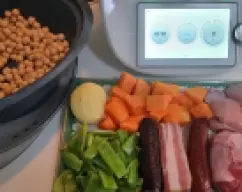 Step <p>* Ponga los avíos del majado: </p><p>Los ájos, el pimentón, la sal y el comino y triture 10 seg/vel 10</p> illustration