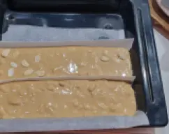 Step <p>Precaliente el horno a 200° por arriba y por abajo</p><p>Añada la harina y programe 5 seg/ 5, por último las almendras y mezcle con la espátula para que no se rompan</p><p>Forre una bandeja de horno con papel de hornear y consiga dos divisiones con el mismo papel, para que después se puedan cortar mejor los bizcochos, como se ve en la foto</p> illustration