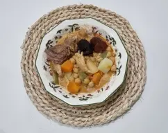 Step <p>* Saque el líquido a una jarra para poder quitar el cubrecuchillas</p><p>* Ponga de nuevo en el vaso el líquido con los restos de patatas y garbanzos del principio y triture 30 seg / vel 4 </p><p>* Quedará una salsa expesita</p> illustration