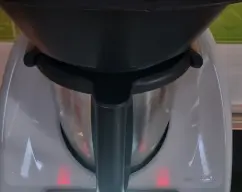 Step <p>* Una vez transcurrido el primer tiempo incorpóre en el vaso el chorizo, la morcilla, el bacón ó tocino y el pollo, tape y ponga encima el recipiente varoma con los garbanzos, encima de éste la bandeja del varoma con las verduras, tape y programe, 45 mtos / temp varoma / giro a la izquierda/ velocidad cuchara</p> illustration