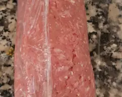 Step <p>Coloque el film en su mesa y extienda la carne en forma de rectángulo, siempre procure que el film sobresalga de la carne.</p><p>Ponga las lonchas de queso y los huevos duros encima. </p> illustration