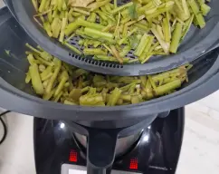 Step <p>Ponga en el vaso 1 litro de agua, coloque en el varoma y bandeja varoma todas las tagarninas repartidas. Y programe </p><p>30 minutos/ Temperatura varoma/velocidad 2</p> illustration