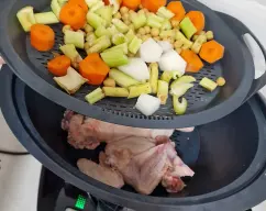Step <p>A continuación ponga la tapadera del thermomix y coloque el varoma en su posicion. </p><p>Ponga la carne deseada en el varoma </p> illustration