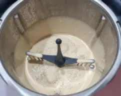 Step <p>En el vaso bien limpio ponga la mariposa en las cuchillas y añada, los tres huevos y el azúcar </p><p>Programe 4 mtos/temperatura 37°/ vel 4</p><p>Transcurrido el tiempo programe</p><p>El mismo tiempo y velocidad pero sin temperatura, conseguiremos que los huevos se envuelvan bien con el azúcar y quede una consistencia espumosa</p> illustration