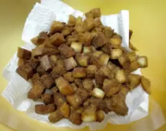 Step <p>Volcamos en una fuente de barro y servimos muy caliente, espolvoreado con canela y decorado con coscorrones (picatostes).</p> illustration