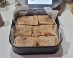 Step <p>* por dentro del papel ponga un poco de mantequilla en la base y en las paredes, ponga una primera tanda de pan, no deben quedar huecos como se ve en la foto, para conseguir que quede una tarta</p> illustration