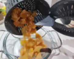 Step <p>* Vuelque en una fuente y deje enfriar, están más buenos de un día para otro</p><p>* Si desea que este postre quede más fino pele los membrillos antes de trocearlos</p> illustration