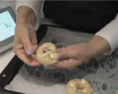 Step <p>Vamos cogiendo bolitas de masa de 50 a 60g, las estiramos con las manos a modo de rollo largo, le damos la vuelta, unimos las dos puntas formando un rosco y pinchandolo con una almendra</p><p><br></p><p>BOLLOS DE SEMANA SANTA " ARCOS " CON Thermomix® -6</p> illustration