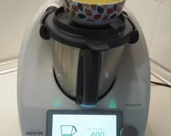 Step <p>ponga una jarra o bol encima de la tapa del vaso, pulse la bascula y añada en la jarra el aceite, retire y reserve</p> illustration