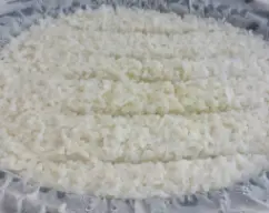 Step <p>A los 15 minutos ponemos 100 gr de agua dentro del vaso y colocamos el recipiente varoma con la guarnición de arroz. Nos quedará 30 minutos/ temperatura varoma/giro a la izquierda/ velocidad cuchara</p> illustration