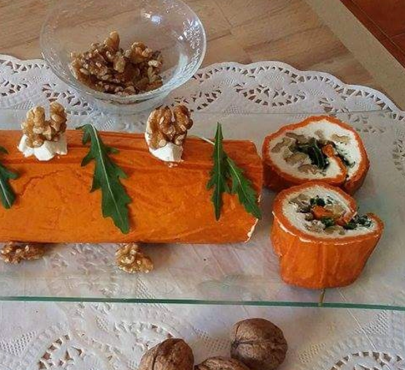 Rollo de pimientos de piquillo con rúcula y nueces