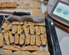 Step <p>Corte en rodajas de 1cm y medio y coloque de nuevo en la bandeja de horno </p><p>Inteoduzcalo en el horno 10 mtos/180° </p><p>Para que también queden un poco crujientes por dentro</p> illustration