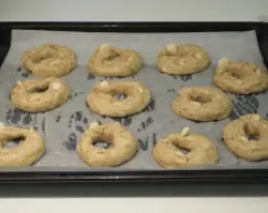 Step <p>Los decoramos con varias almendras más, y los ponemos un poco separados en las bandejas, para que no se unan, tapamos con un paño y dejamos reposar al menos una hora</p> illustration