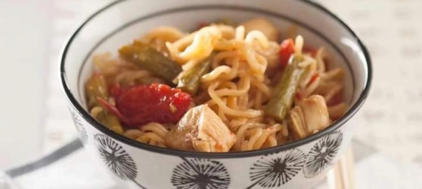 Fideos chinos con pollo y verdura