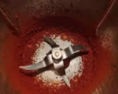 Step <p>* Añada el aceite y ponga el cubrecuchillas</p> illustration