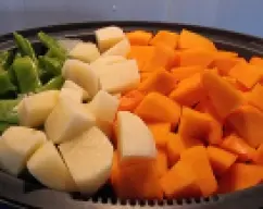 Step <p>* En la bandeja del varoma ponga las judías verdes, el resto de las patatas y la calabaza</p> illustration