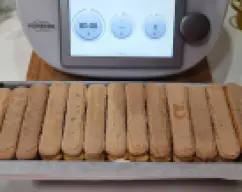 Step <p>* Luego ponga una capa de nata montada y otra encima de bizcochitos y con ayuda de una cuchara vaya poniendo encima de éstos el almíbar, otra de nata otra de bizcochitos (termine el almibar) y por último el resto de la nata, termine con bizcochitos pero ya sin almíbar </p> illustration