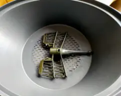 Step <p>Poner en el recipiente Varoma las galeras. Hay que dejar algún hueco para que circule el vapor, si no poner la mariposa dentro del recipiente Varoma y encima las galeras para que haya un hueco y circule el vapor</p> illustration