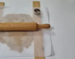 Step <p>- Haga una bola con el preparado, envuélvalo en plástico y deje reposar en el frigorífico un mínimo de 15 mtos</p><p>- Ponga la masa entre dos láminas de plástico ó dos láminas de papel de hornear y estrella, dejándola a 1cm o 1,5 cm de grosor (yo la estiro entre dos maderas para señalizar el grosor</p><p>- Vaya cortando la masa con cortadores de figuritas y vaya poniéndolas en una bandeja de horno previamente forrada con papel de hornear </p><p>- Hornée a 180° durante 12 mtos aproximadamente (no se debe dorar mucho), saque la bandeja de horno y deje que los polvorones se enfríen por completo antes de emplatar</p><p>- Por medio de un colador fino baya bañando los polvorones con el azúcar glas reservada del principio</p> illustration
