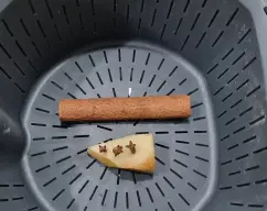 Step <p>* Ponga en el vaso el agua y el azúcar, introduzca el cestillo y dentro de este la canela y los clavos, tape y programe 10 mtos/ temperatura varoma/ vel 4</p><p>En el lugar del cubilete ponga otro cestillo si tiene o el varoma, favoreceremos así a que se haga el almíbar aromatizado</p> illustration
