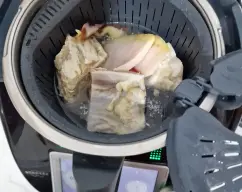 Step <p>Ponga el el cestillo los huesos y la patata, siempre que se pueda cerrar la tapa del cestillo, y añada el agua.</p> illustration