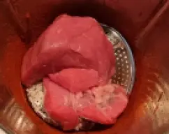 Step <p>* Añada el jarrete, 200g de patatas en trozos, 100g de los garbanzos cocidos y el agua</p><p>* Programe 45 mtos/temp varoma/ giro a la izquierda / vel cuchara</p> illustration