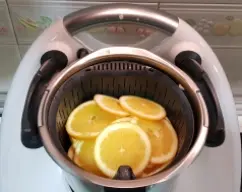 Step Lave las naranjas y sin quitar la piel cortelas en finas rodajas, pongalas en el cestillo y reserve illustration