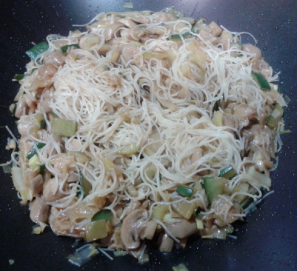 Fideos orientales de arroz con verduras
