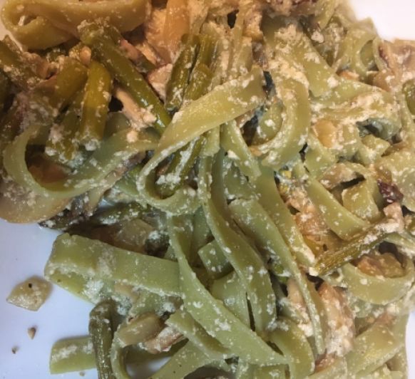 CINTAS DE ESPINACAS CON TRIGUEROS Y SALSA DE YOGUR