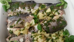 CREMA DE LECHUGAS, LUBINA CON PATATAS Y SALSA DE BERROS CANÓNIGOS