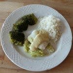 Merluza al curry con arroz y brócoli